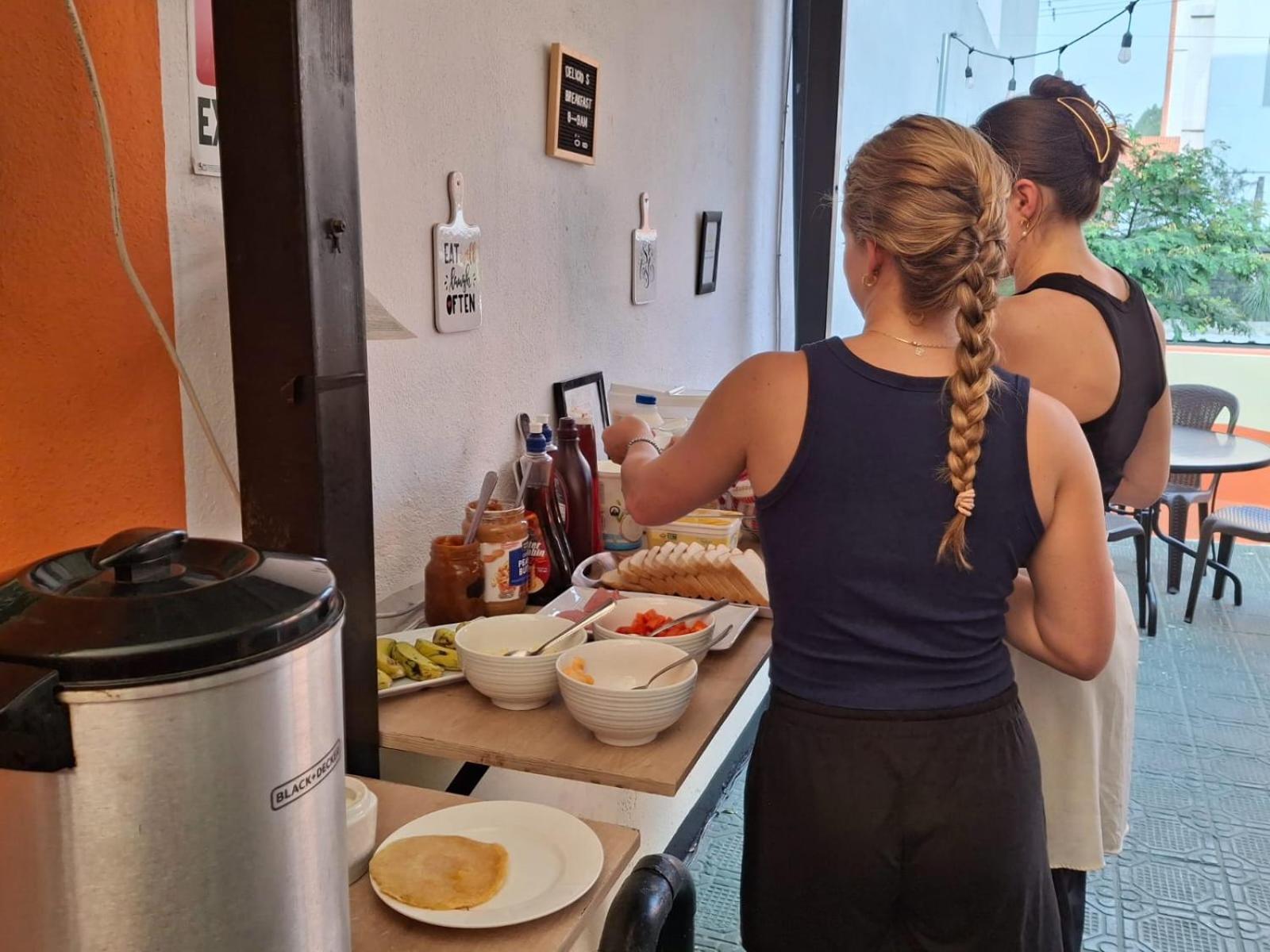 Tequila Sunrise Hostel Guatemala City Ngoại thất bức ảnh