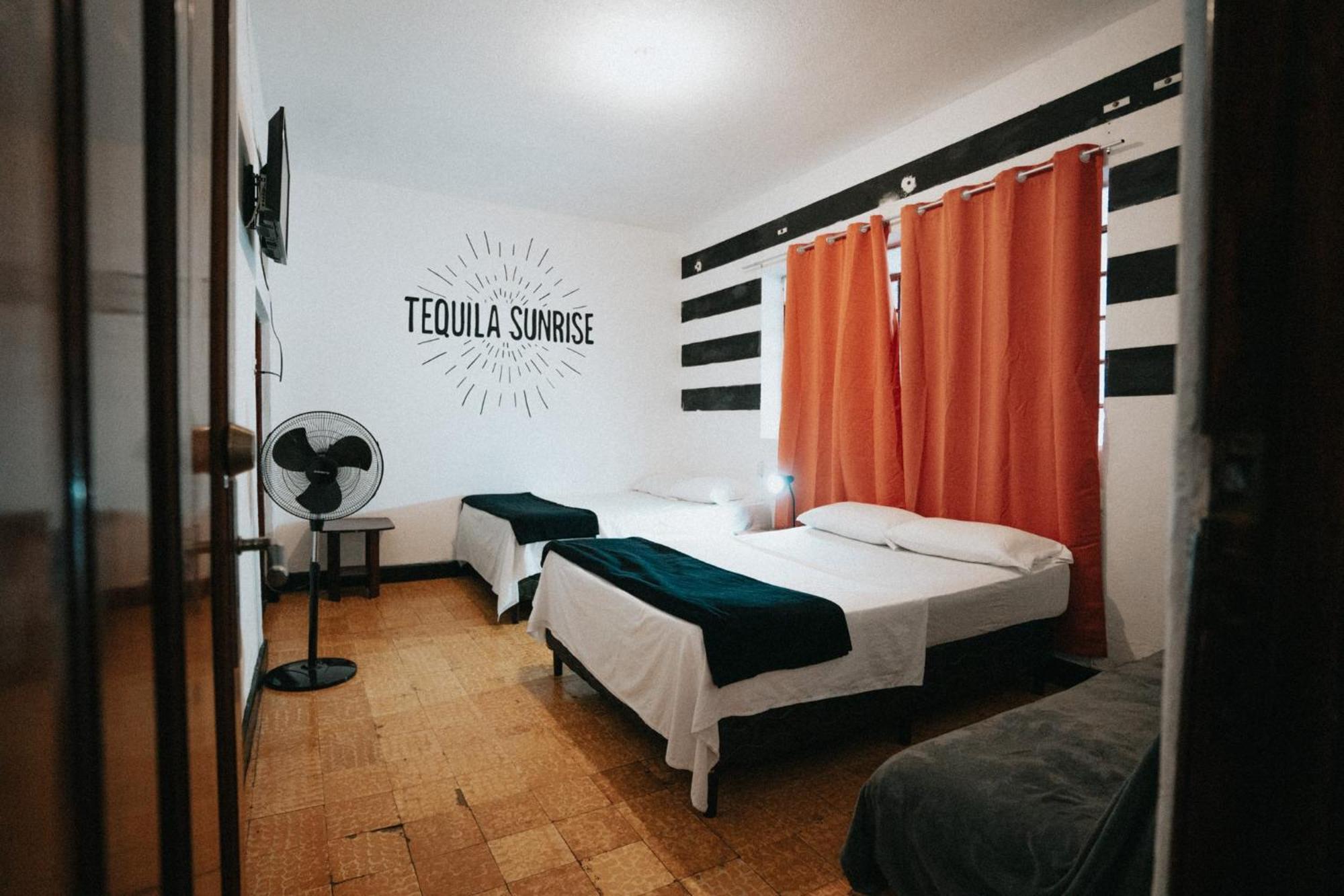 Tequila Sunrise Hostel Guatemala City Ngoại thất bức ảnh